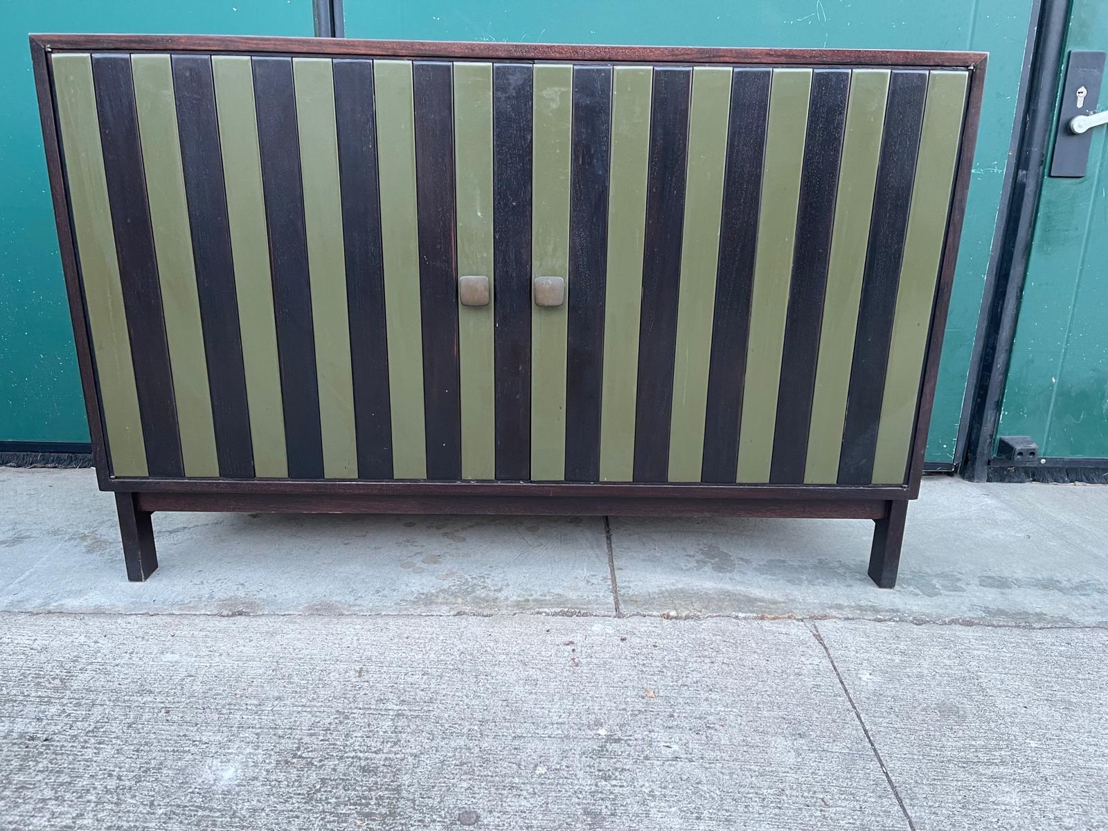 Credenza design Ettore Sottsass mod. MS 120. Legno esotico, ottone. Produzione Poltronova 1960 ca