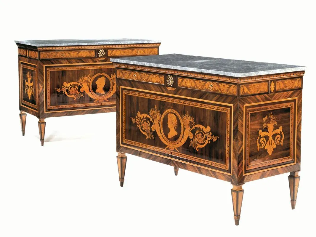 Dettaglio dell'intarsio neoclassico su un cassettone lombardo del Settecento, attribuibile alla cerchia di Giuseppe Maggiolini