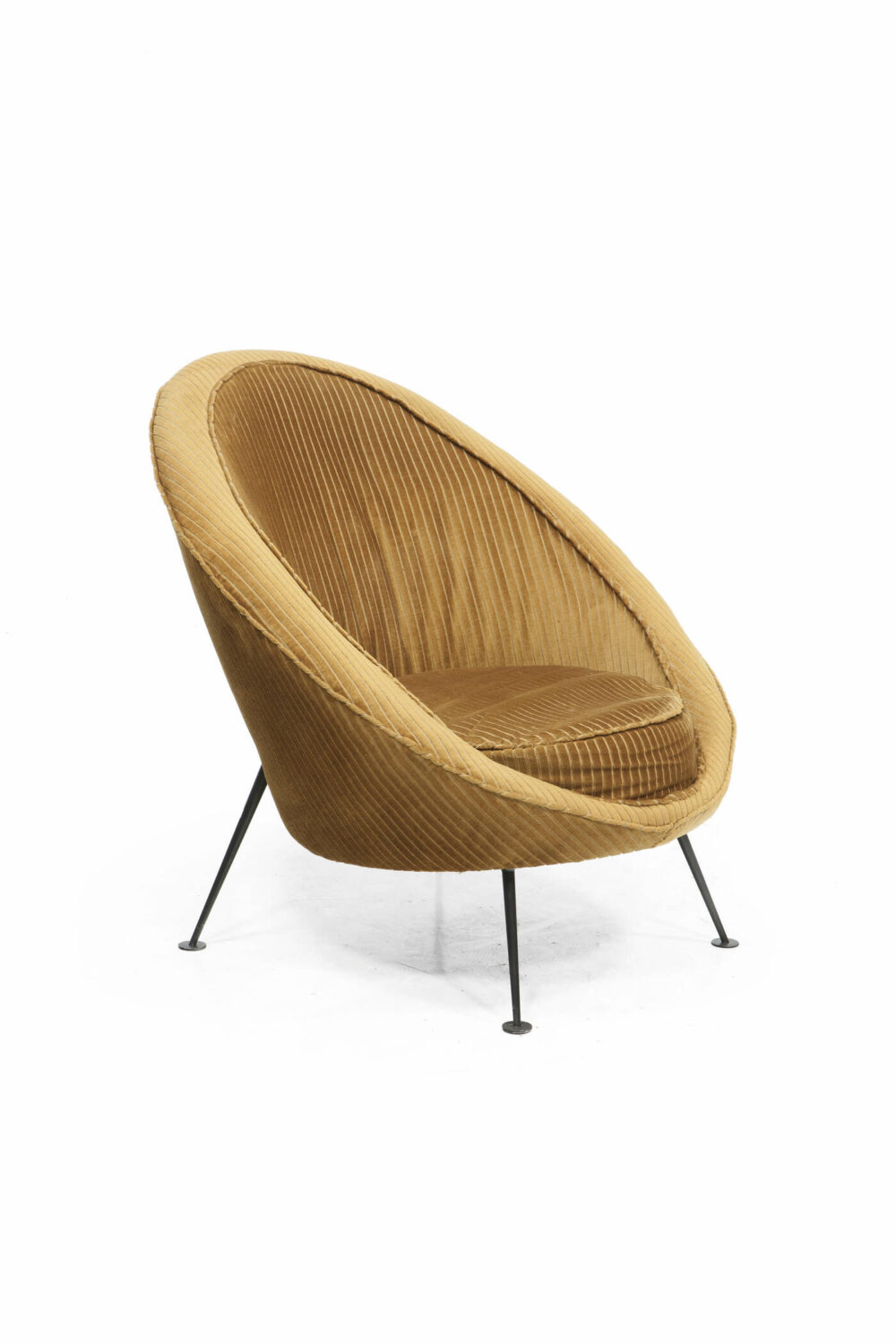 Poltrona Modello 813 detta 'Uovo', capolavoro del design organico degli anni '50 disegnato da Ico Parisi per Cassina, con la tipica struttura in legno a vista.