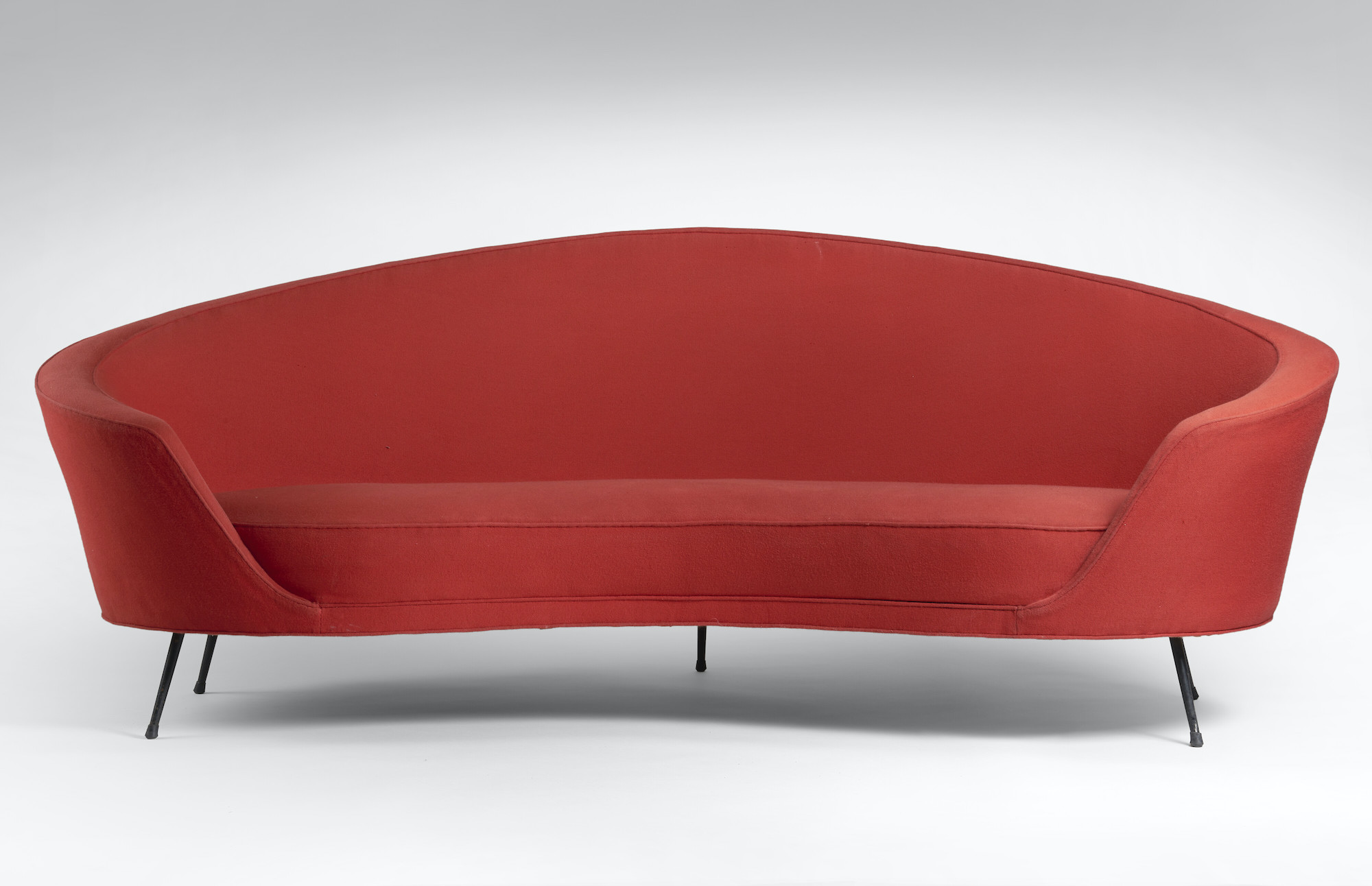 Divano Modello modello 'Uovo', capolavoro del design organico degli anni '50 disegnato da Ico Parisi per Cassina, con la tipica struttura in legno a vista.