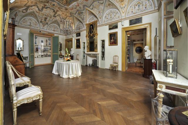 Expertise, perizia e acquisto diretto di antiquariato di alto pregio, mobili in noce e dipinti antichi a Perugia, Foligno e in tutta l'Umbria.