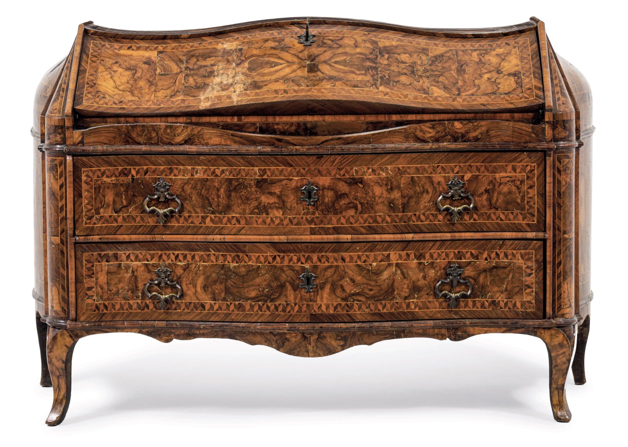Prestigioso cassettone a balestra d'epoca in legno di noce nazionale. Servizio di perizia e acquisto diretto di mobili d'alta ebanisteria nelle Marche.