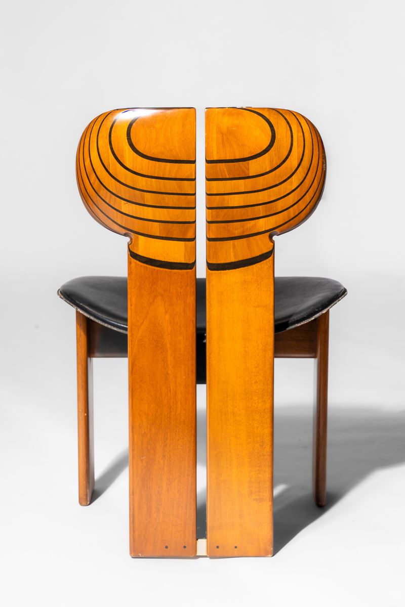 Sedia modello Africa della collezione Artona in radica e dettagli in ebano, prodotta da Maxalto negli anni '70. Leader in Italia per perizia e acquisto di alta ebanisteria firmata Afra e Tobia Scarpa.