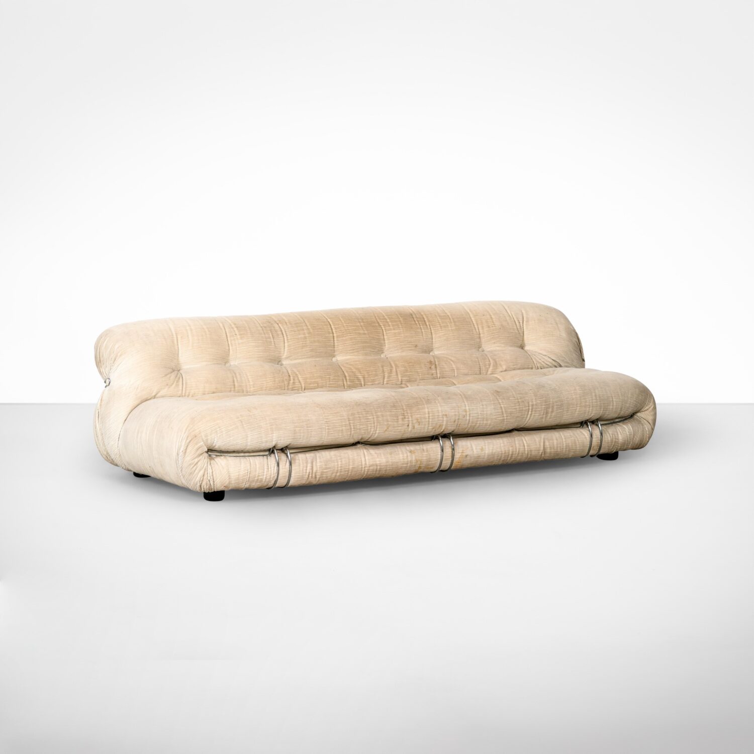 Iconico divano Soriana prima edizione anni '70 in pelle anilina originale e morsa in acciaio, design Afra e Tobia Scarpa per Cassina. Expertise forense e acquisto modernariato d'autore alle massime quotazioni.