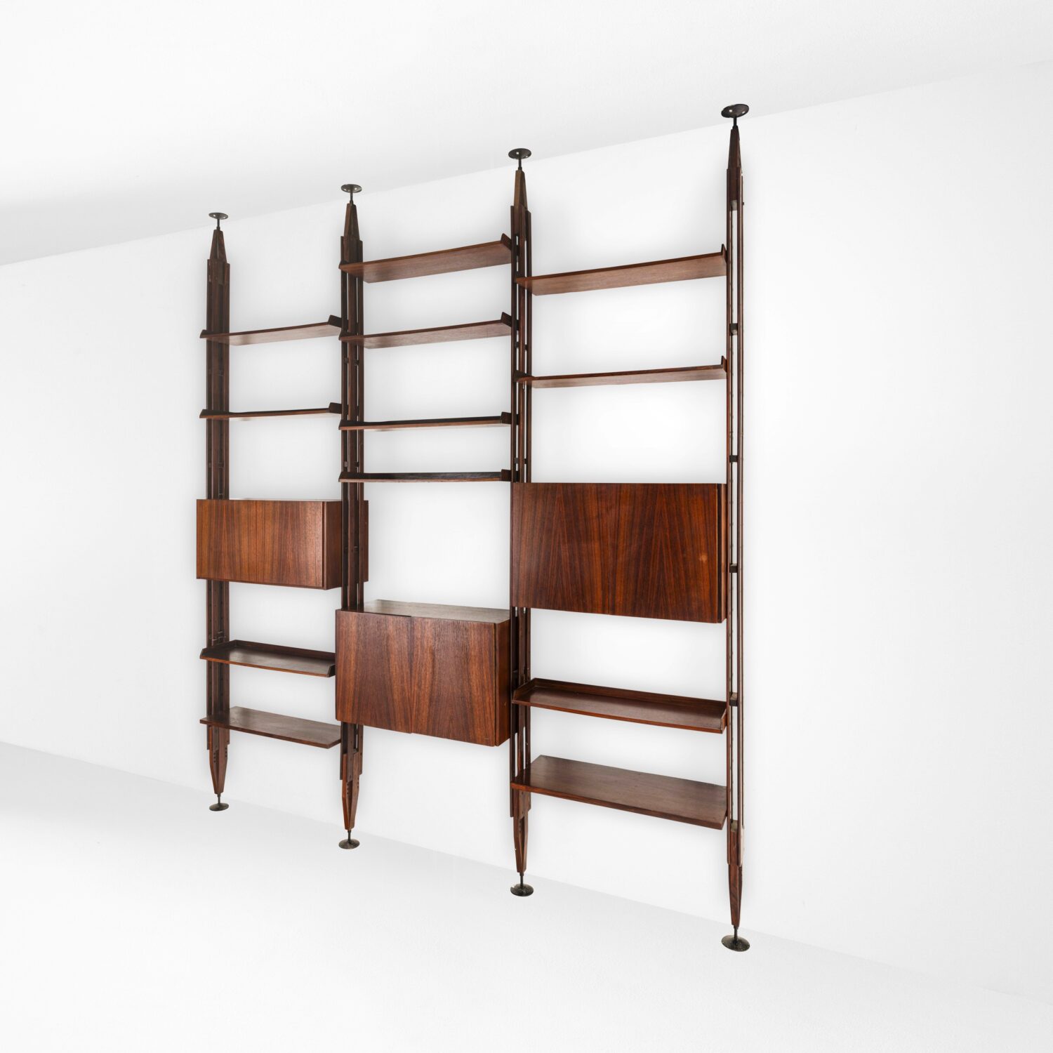 Celebre libreria Infinito prima edizione prodotta dalla Falegnameria Poggi con dettaglio dei montanti a pressione originali, design Franco Albini. Expertise forense e acquisto design neorazionalista alle massime quotazioni.