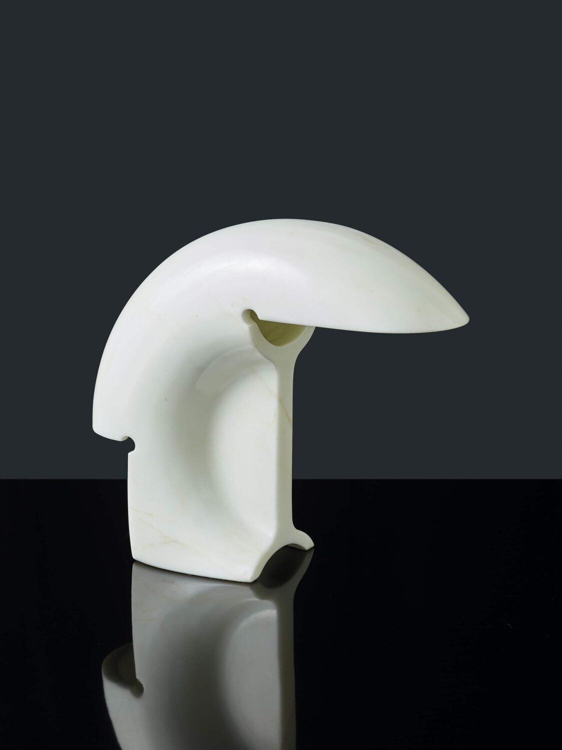 Storica lampada da tavolo Biagio, scolpita in blocco unico di marmo Botticino per Flos (1968). Valutazioni museali e acquisto diretto di illuminazione d'autore del Novecento.