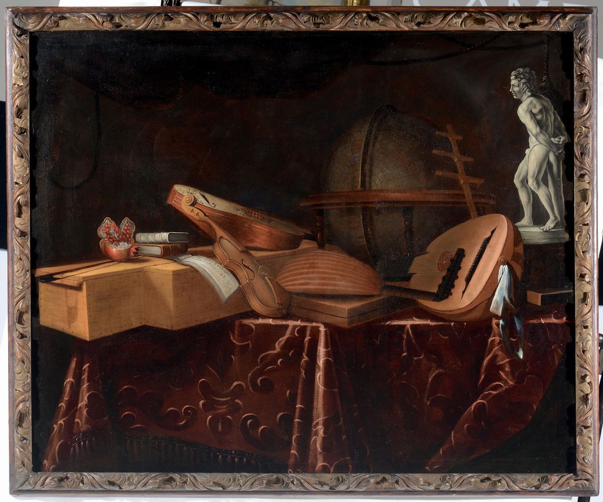 Dettaglio degli elementi simbolici legati alla Rivoluzione Scientifica: globi, volumi rilegati e strumenti musicali nella scenografica pittura di Bartolomeo Bettera. Leader in Italia per l'acquisto di Old Masters