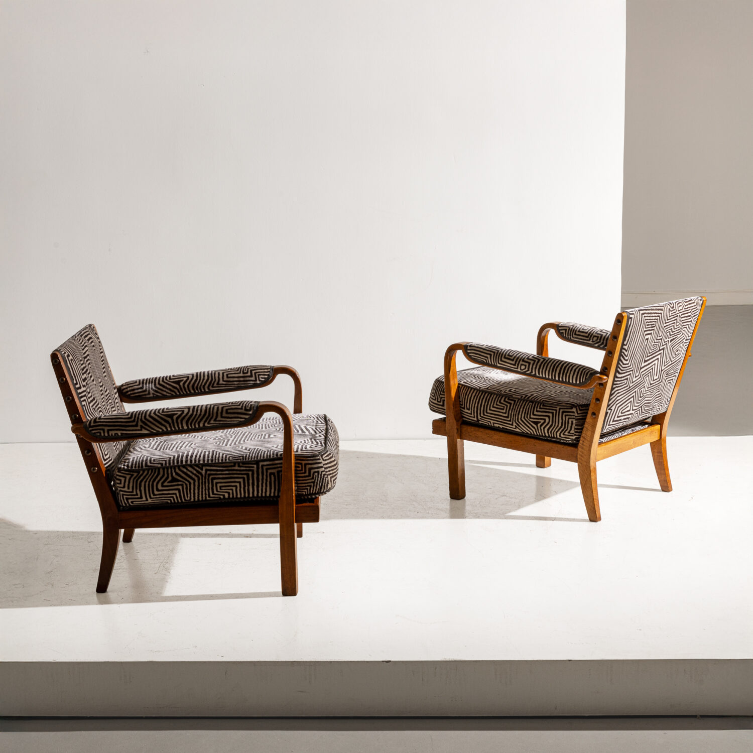 Poltrona e sedia razionalista a sbalzo in tubolare d'acciaio nichelato originale anni '30, design Piero Bottoni per Columbus Milano. Servizio di perizia forense, valutazione e acquisto diretto alle massime quotazioni.